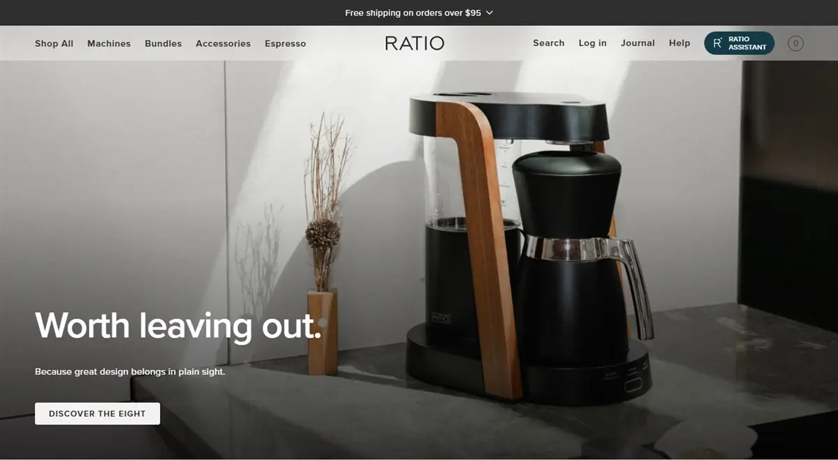 Página inicial da Ratio Coffee com uma cafeteira em destaque e a frase Worth leaving out.